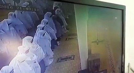 فيديو: لحظة وفاة سيدة أثناء صلاة التراويح