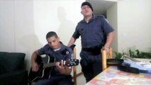 Soldado Roni canta sucesso sertanejo