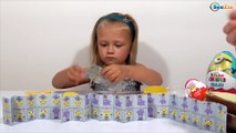 ✔ Minions. La pequeña Yaroslava abre un huevo Kinder / Juguetes para niños / Vídeo de las niñas ✔