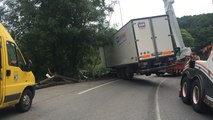 Impressionnant accident à Kergloff : un camion dans le ravin