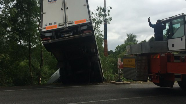 Impressionnant accident à Kergloff : un camion dans le ravin