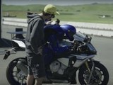 Valentino Rossi conoce al Motobot de Yamaha