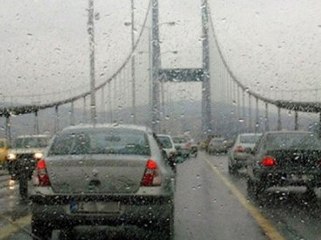 İstanbul'da Sağanak Yağış Trafiği Felç Etti