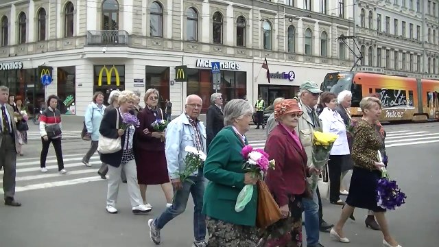 день памяти жертв депортаций в Латвии 14 июня 2016 шествие у часов Лайма