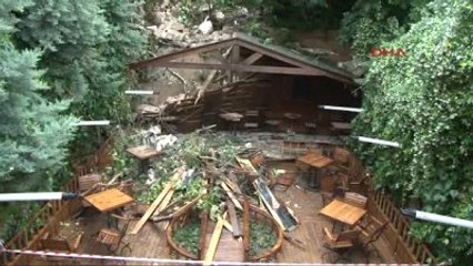 Kadıköy'de Tarihi Binanın Duvarı Çay Bahçesinde Oturan İnsanların Üzerine Yıkıldı: 3 Yaralı