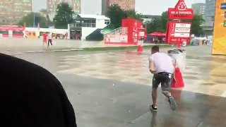 Un supporter s'amuse sous la pluie