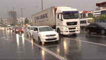 İstanbul'u Kara Bulutlar Sardı; Sağanak Yağmur Başladı