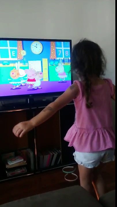 Laura Dançando com a Peppa