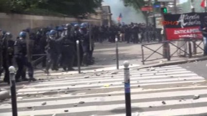 Paris'te Polis, Eylemcilere Biber Gazı ve Tazyikli Su ile Müdahale Etti