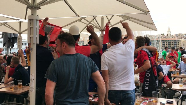 Euro 2016 : les Albanais mettent l'ambiance sur le Vieux-Port à Marseille