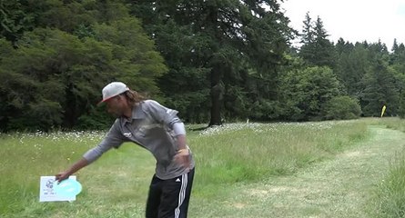 Il réussit un coup incroyable au Disc Golf