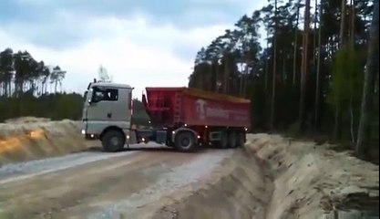 Truck Makes An Unbelievable Turn