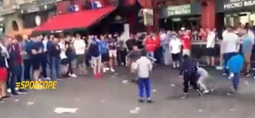 İngiliz taraftarlar, mülteci çocuklara 'bozuk para' atarak dalga geçti.