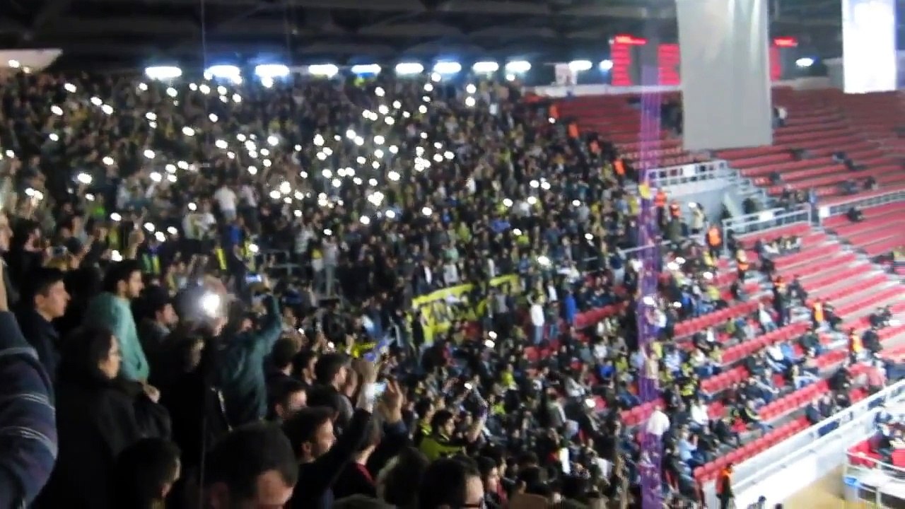 Fenerbahçe, bize bu yolda geri dönüş yok Fenerbahçe tribünü @ Abdi İpekçi