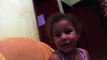 isabely cantando meu pintinho amarelinho apenas 3 aninhos