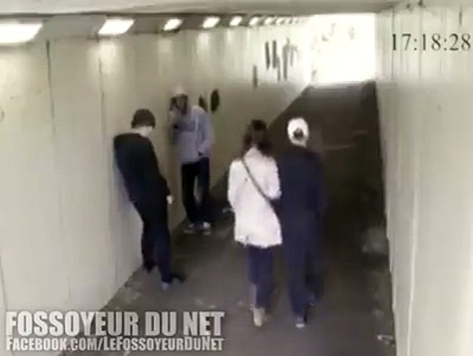 Un couple passe devant 2 racailles, ils balancent un mégot de cigarette sur la femme, l'homme décide d'intervenir pour c