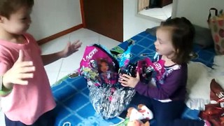 Mostrando os brinquedos do ovo de pascoa