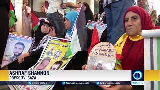 Families of Palestinian prisoners pray for freedom during Ramadan