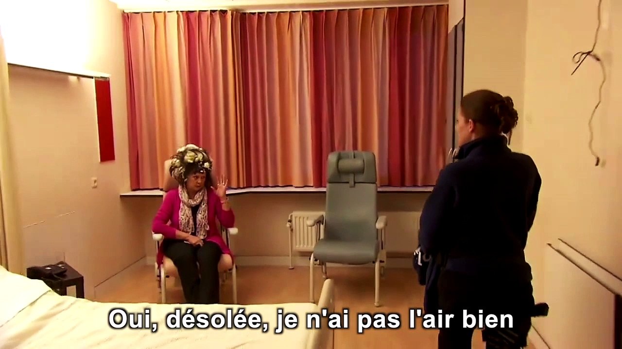 Une femme confond mousse à cheveux et mousse expansive