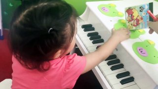 Leila (2.3 yrs) @Pre Toy Piano class