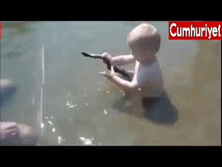 Yılanla oyuncak gibi oynayan bebek, yürekleri ağza getirdi