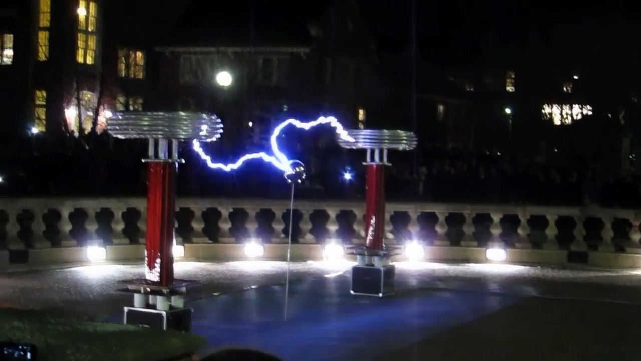 "Sail" Awolnation joué avec des arcs électriques géants... Impressionnant !