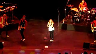 EMily Osment - Concert 1/11/10 - Elle tombe sur scène ! ( 00:27 sec. )