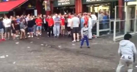 İngiliz Taraftarlar, Dilenci Çocuklarla Dalga Geçti