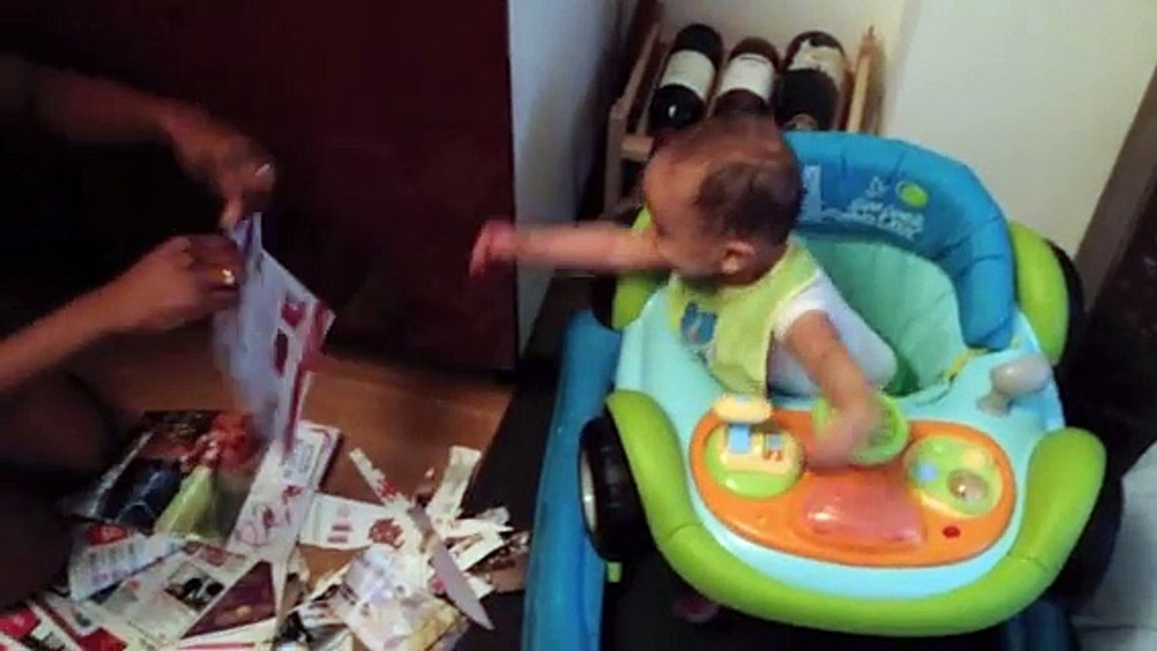 Bébé pleure de rire quand maman déchire des feuilles...