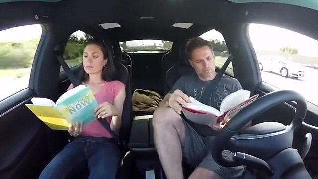 On peut faire plein de truc au volant d'une tesla : merci autopilote