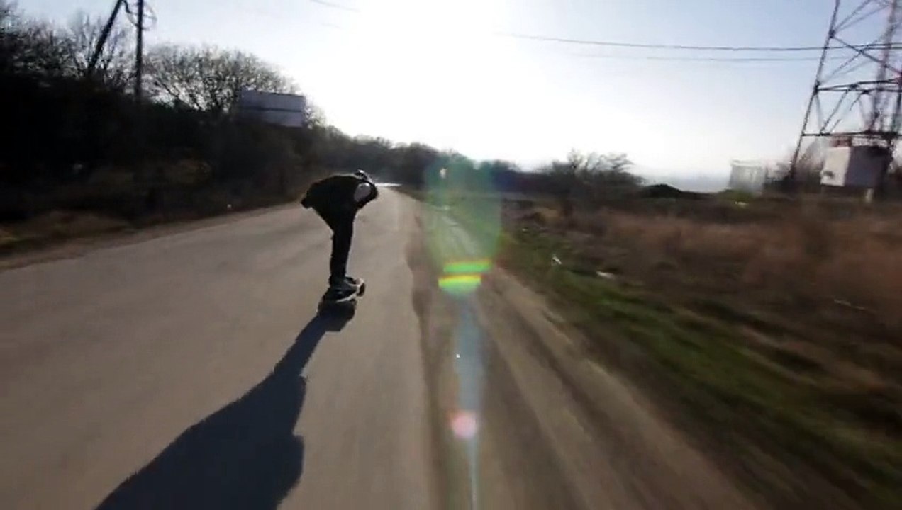 A pleine vitesse sur son longboard, il percute une voiture...