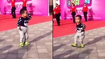 Ce petit chinois reproduit la chorégraphie des danseuses !