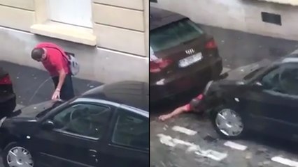Un supporter ivre urine entre deux voitures avant de tomber dedans !