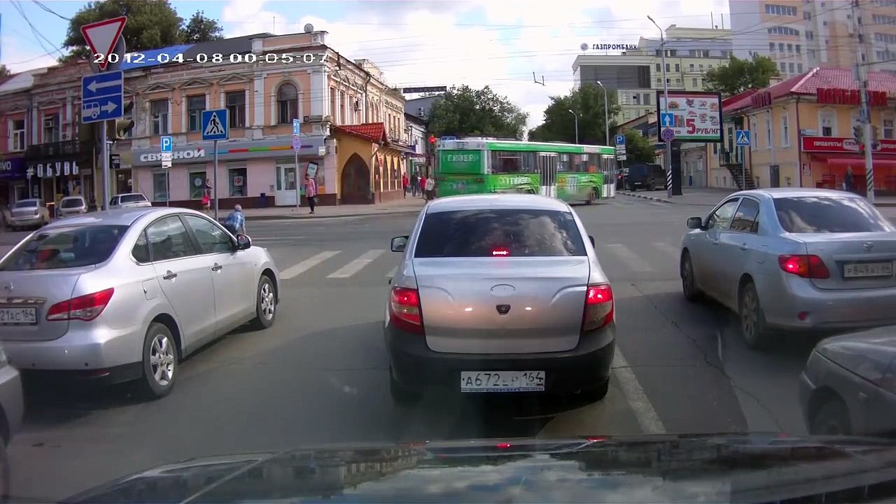 Terrible accident de bus à cause d'un piéton débile