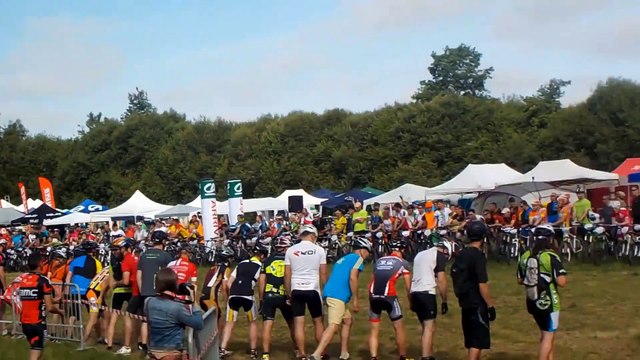 Départ canon de Maxime aux 6H de VTT Déraillées 2015