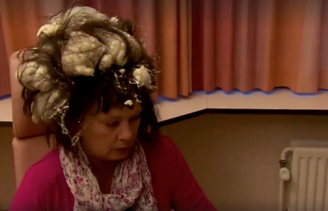 Elle confond mousse à cheveux et mousse expansive