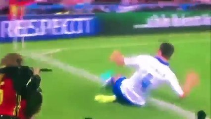 Pendant une pause, Adèle diffuse la rencontre entre la Belgique et l'Italie