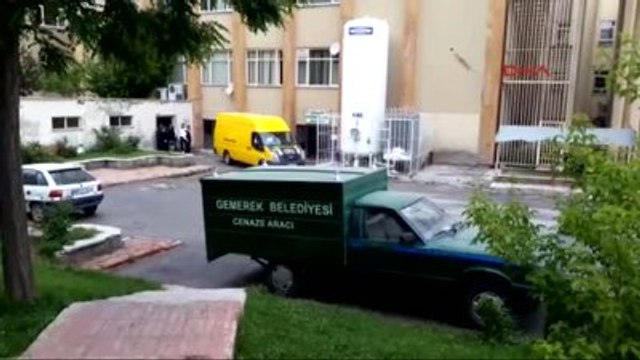 Sivas İlkokul Öğretmeni Evinin Bahçesinde Ölü Bulundu