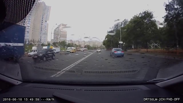 Un homme en BMW termine contre un poteau et se fait éjecter de sa voiture !