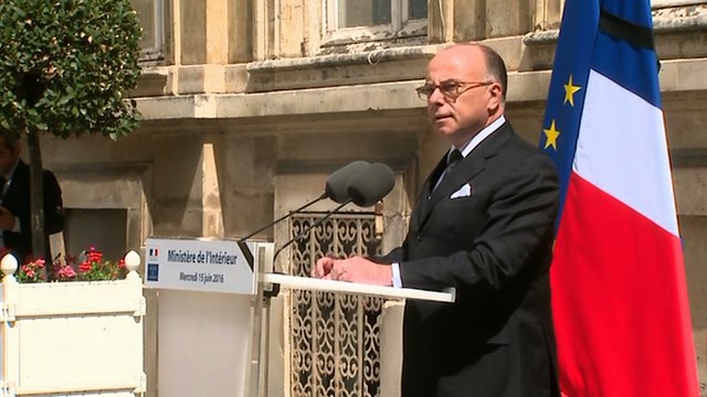 Déclaration de Bernard Cazeneuve au Ministère de l'Intérieur à l'occasion de la minute de silence en hommage à Jessica Schneider et Jean-Baptiste Salvaing