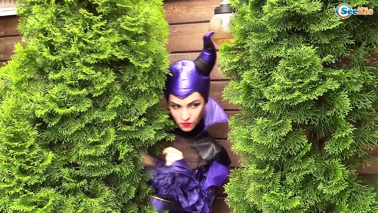 Spiderman w/ Batman & Frozen Elsa vs Maleficent Superheroes in real life! Spider-Man Pizza