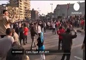 مقطع يحتوي مشهد لضابط شرطة ينضم للمتظاهرين 25  01  2011