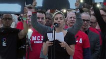 La chanteuse Lady Gaga rend hommage en larmes aux victimes de la tuerie d'Orlando - Regardez