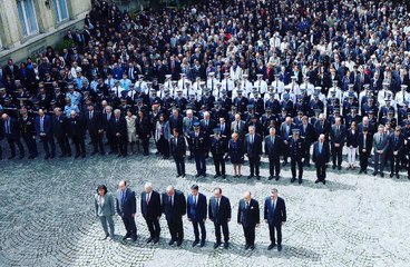 La minute de silence en hommage à Jean-Baptiste Salvaing et Jessica Schneider