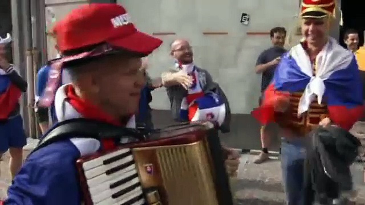 Rus ve Slovak taraftarlardan dostça görüntüler!