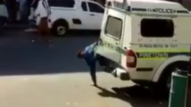 Deux hommes s’échappent d'une voiture de police