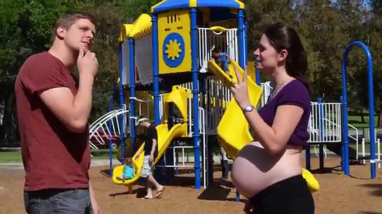 Derrière ce couple qui s'embrasse se cache la plus belle vidéo d'une grossesse, résumée en 2min47.