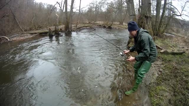 Pêche de la truite au poisson nageur.m4v
