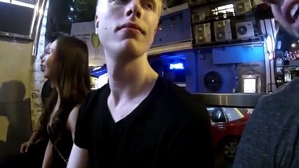 Ce chinois se fait voler sa copine par un touriste en boite de nuit !