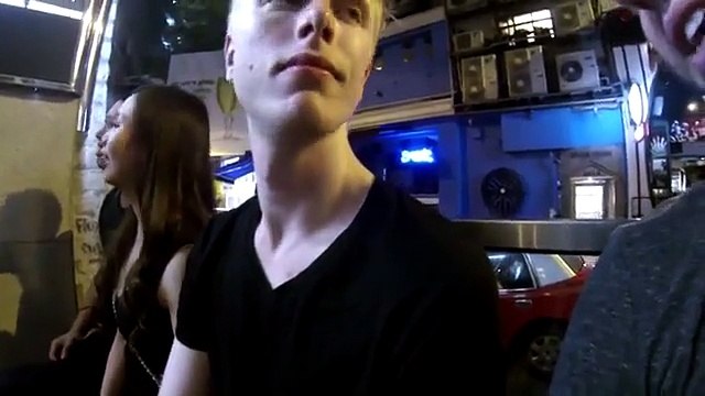 Ce chinois se fait voler sa copine par un touriste en boite de nuit !